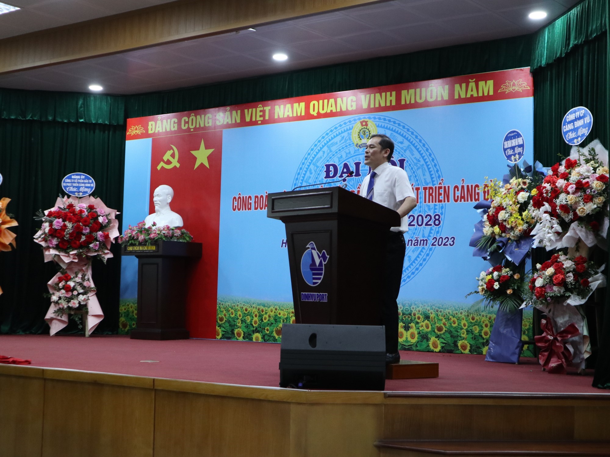 Đồng chí Tô Đình Sơn - Chủ tịch Công đoàn Cảng Hải Phòng phát biểu chỉ đạo tại Đại hội
